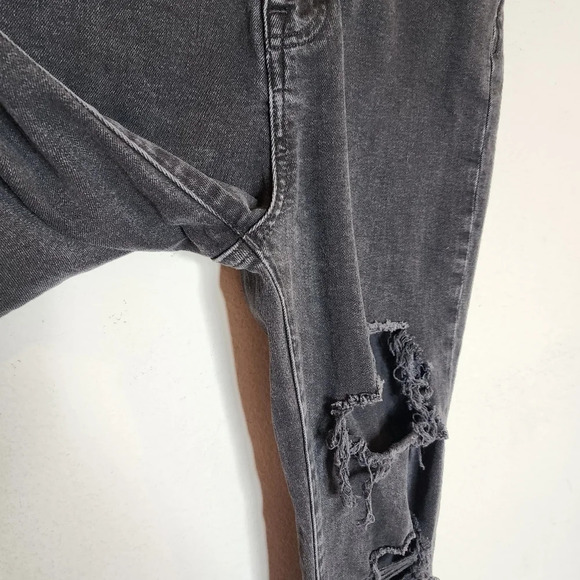 Madewell The Momjean in Raney Wash: Knee-Rip Edition. Size 25 - Picture 7 of 14